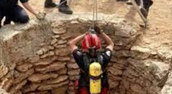 Es-Sénia.  Chute d'un vieil homme dans un puits