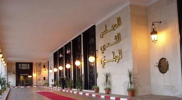 La loi criminalisant le colonialisme et code de la route. La commission paritaire se concerte à huis clos