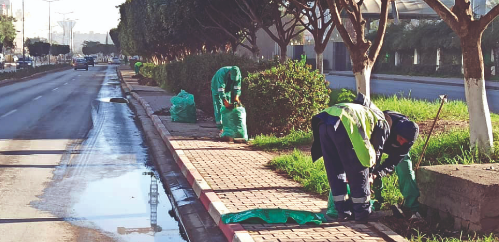 Ramassage des déchets et balayage dans les rues. Les méthodes archaïques toujours de rigueur