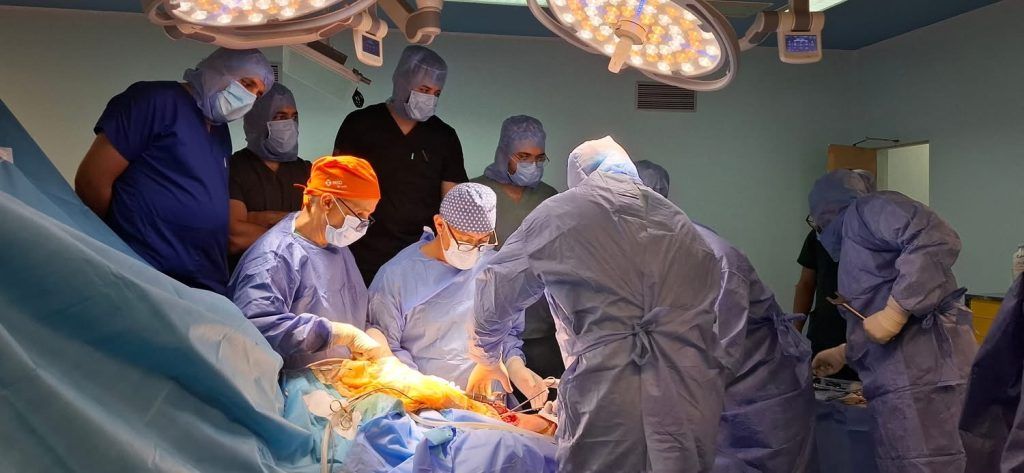 Département d'orthopédie  et de chirurgie articulaire de l’EHU. Une femme sauvée  d’une tumeur au fémur