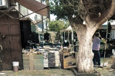 Place Tahtaha.  Trottoirs squattés, piétons sacrifiés