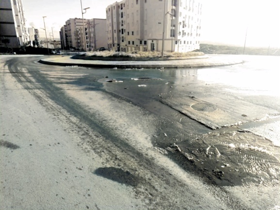 Égout éclaté à l’AADL Misserghine.  Un danger quotidien pour les habitants