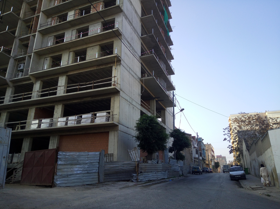 Les tours d'habitation se multiplient à Oran.  Le béton étouffe les anciens quartiers