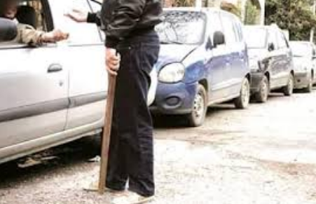 Alors qu’ils sont constamment contrôlés par les services de sécurité.  Des «parkingueurs» s’improvisent en «annonceurs» de maisons à louer ou à vendre!