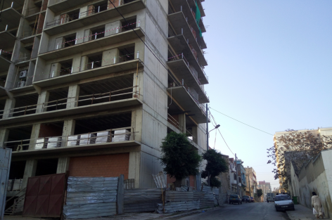 Quartiers asphyxiés, intimité sacrifiée et infrastructures saturées. Quand les Tours redessinent  une ville sans âme