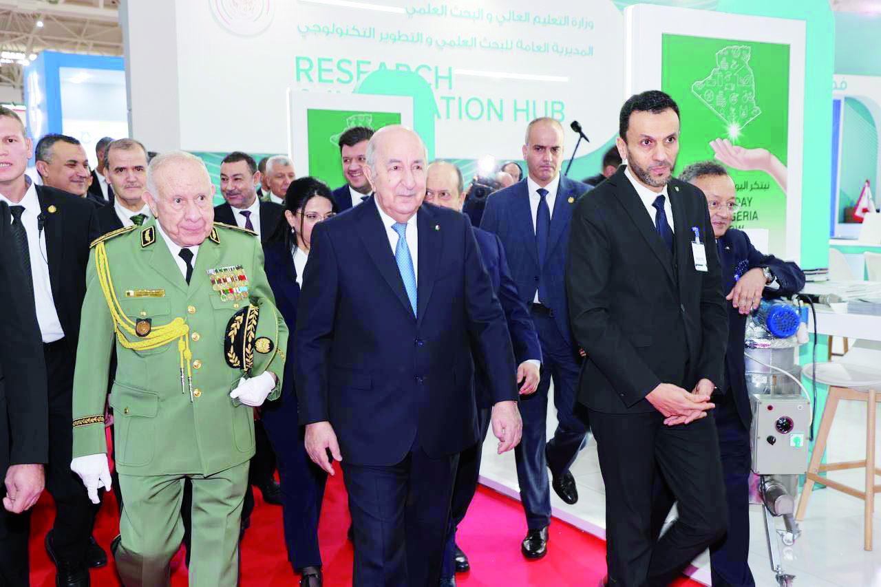 Le Président de la République visite plusieurs stands. La production algérienne à l'honneur